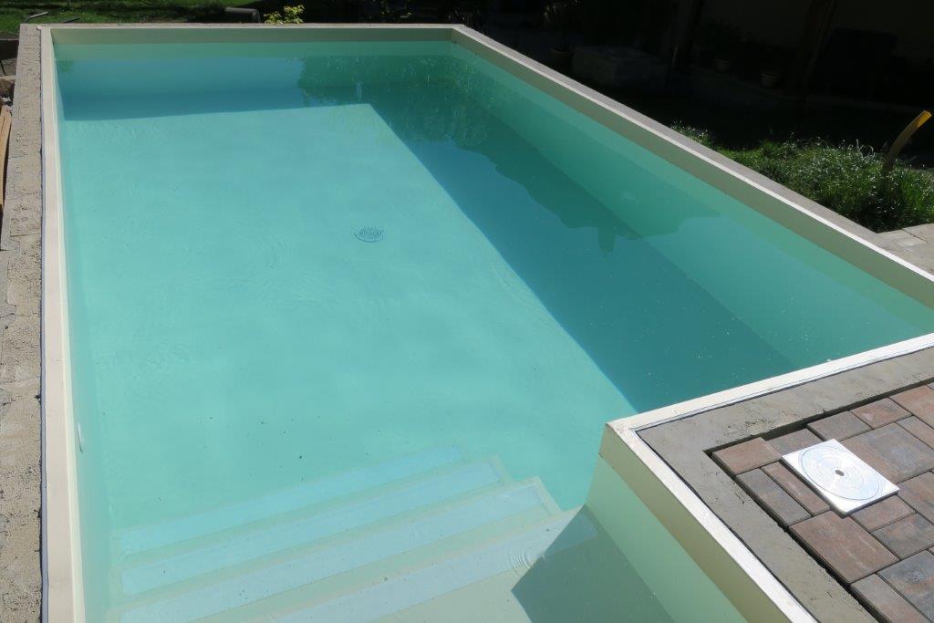 Bazén s fólií ELBEblue v pískovém odsínu již po napuštění vody